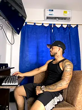 Kylian Alessandro online show from November 2025 07:07:01 PM