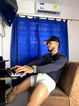 Kylian Alessandro online show from November 2025 12:19:02 PM