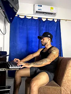 Kylian Alessandro online show from December 2025 05:07:01 PM