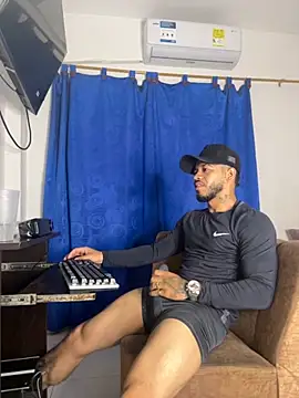 Kylian Alessandro online show from December 2025 12:39:01 PM