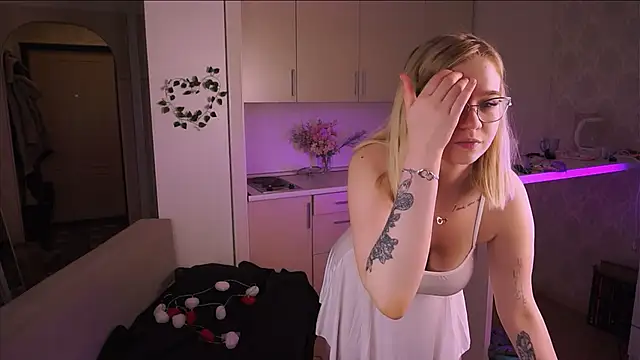 LesleyMil online show from November 2025 10:37:02 AM