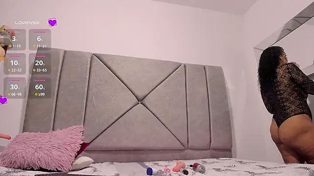 Miaa Star1 online show from November 2025 01:04:02 PM