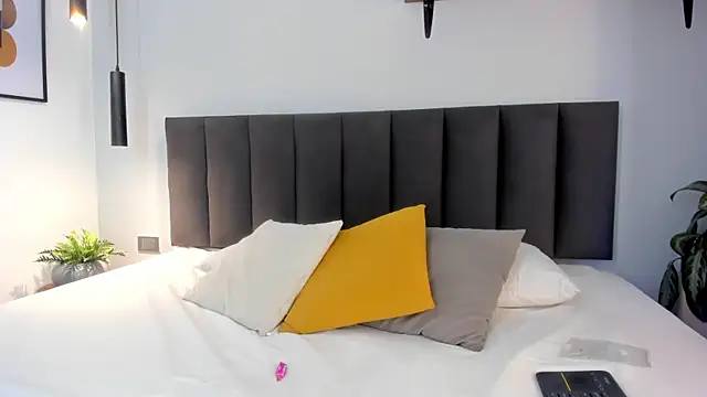 AilanaCortes online show from October 2025 12:02:01 PM