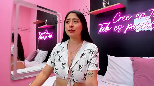 JuliethCruz  online show from November 2025 05:24:01 PM