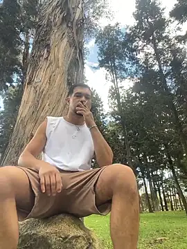 Snapshot of Leonardmoppet chatting on November 2025 07:02:02 PM Leonardmoppet online show from November 2025 07:02:02 PM