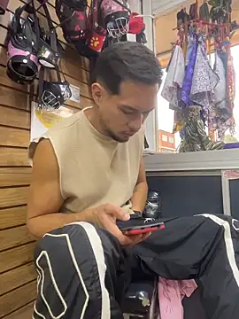 Snapshot of Leonardmoppet chatting on December 2025 10:37:01 PM Leonardmoppet online show from December 2025 10:37:01 PM