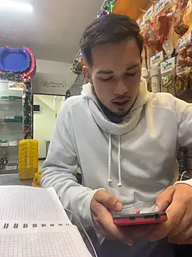 Snapshot of Leonardmoppet chatting on December 2025 11:27:02 PM Leonardmoppet online show from December 2025 11:27:02 PM