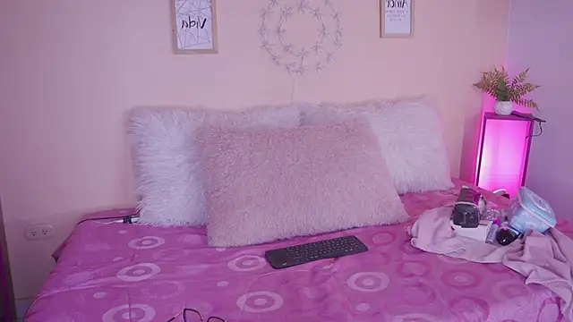 Meggie  online show from November 2025 07:40:02 PM