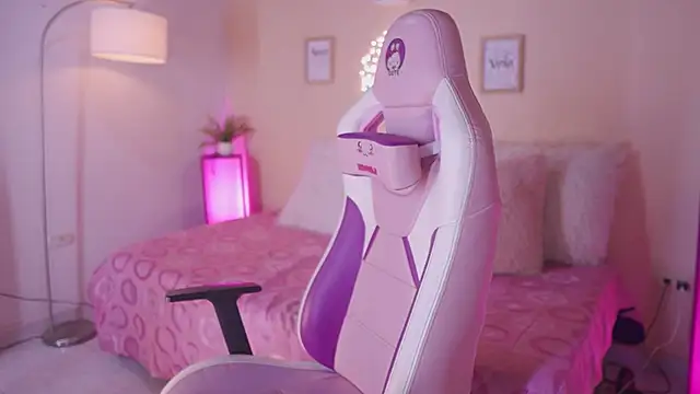 Meggie  online show from November 2025 11:16:01 PM