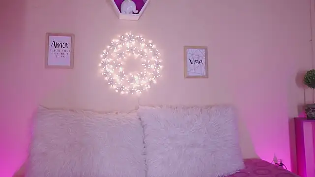 Meggie  online show from November 2025 09:29:02 PM