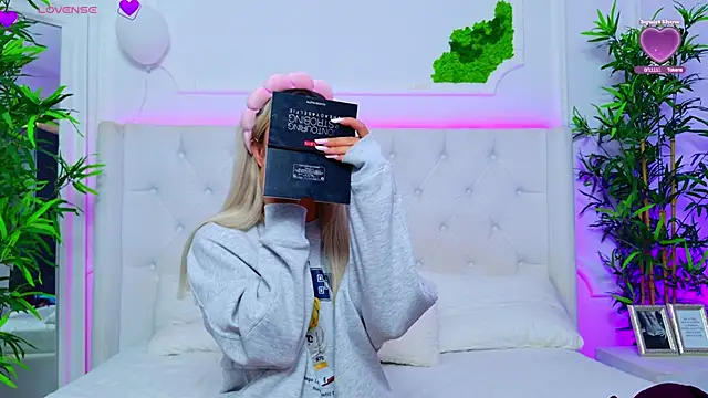 AriannaSins online show from September 2025 12:22:01 PM