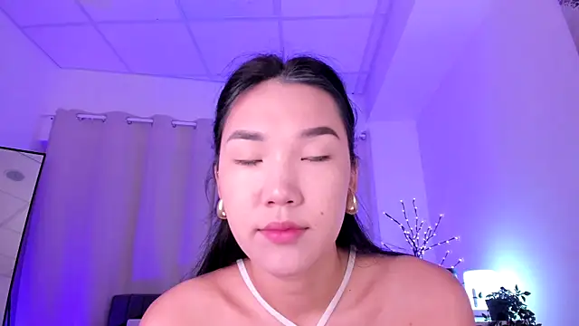 Snapshot of Divine_Madeleine chatting on July 2026 06:21:02 AM Divine Madeleine online show from July 2026 06:21:02 AM