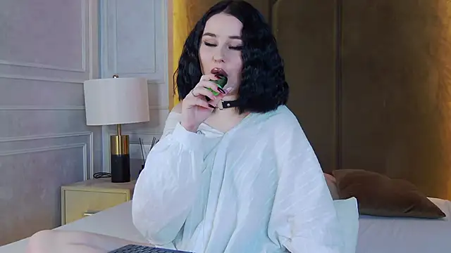 AliceLune online show from November 2025 02:28:01 PM