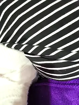 Anshika1431 online show from December 2025 03:32:02 AM