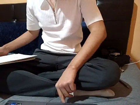 esmermoon online show from February 2026 12:21:02 AM