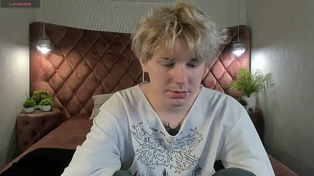 KevinMilky online show from November 2025 02:40:01 PM