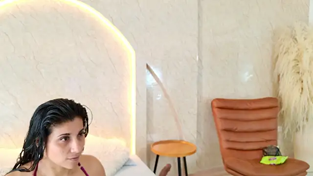 Snapshot of Antonella_Russo1 chatting on April 2026 01:07:02 PM Antonella Russo1 online show from April 2026 01:07:02 PM