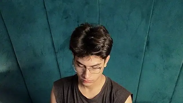 Aaron Eze online show from October 2025 11:47:01 PM