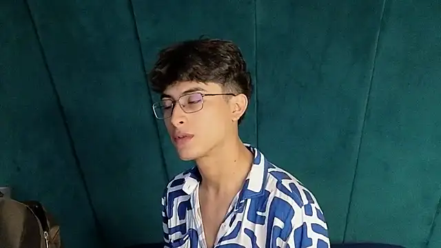 Aaron Eze online show from November 2025 09:04:01 PM