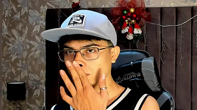 Aaron Eze online show from December 2025 09:04:01 PM