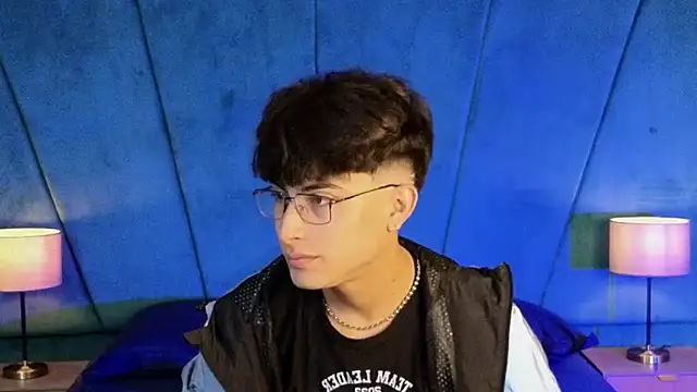 Aaron Eze online show from November 2025 10:32:02 PM