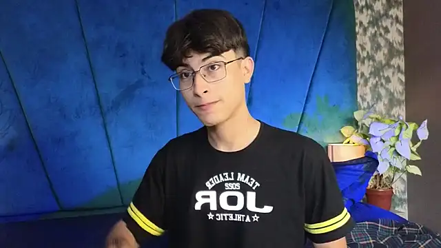 Aaron Eze online show from November 2025 08:24:01 PM