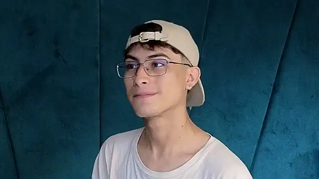 Aaron Eze online show from November 2025 08:01:01 PM