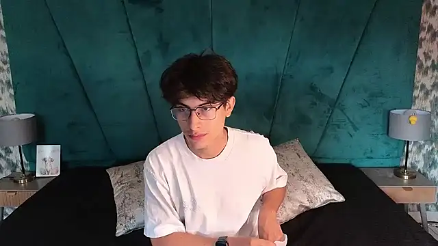 Snapshot of Aaron_Eze chatting on May 2026 01:58:02 PM Aaron Eze online show from May 2026 01:58:02 PM