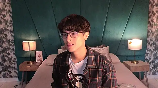 Snapshot of Aaron_Eze chatting on May 2026 12:58:02 PM Aaron Eze online show from May 2026 12:58:02 PM