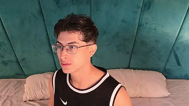 Aaron Eze online show from April 2026 01:12:01 PM