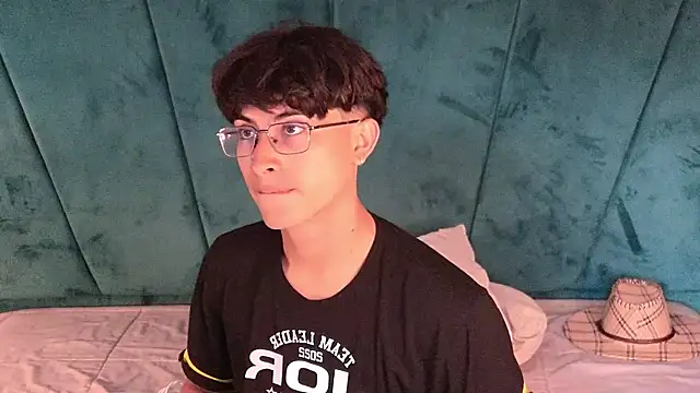 Aaron Eze online show from April 2026 07:53:02 PM