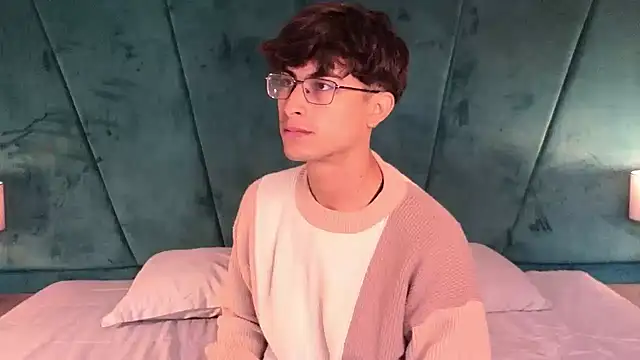 Aaron Eze online show from April 2026 12:32:02 PM