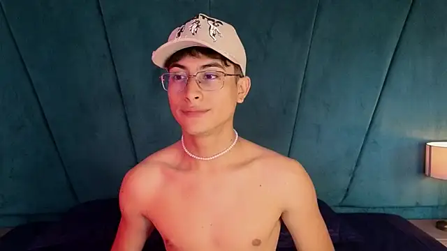 Aaron Eze online show from November 2025 08:19:01 PM