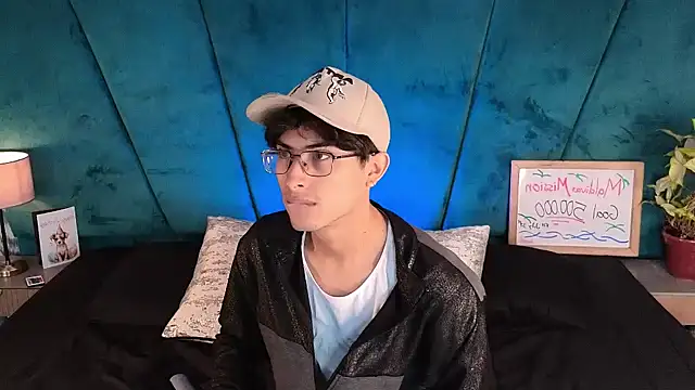 Snapshot of Aaron_Eze chatting on May 2026 01:01:01 PM Aaron Eze online show from May 2026 01:01:01 PM