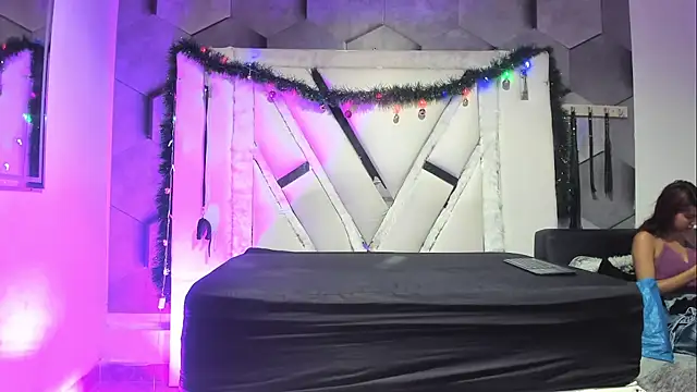 NicollAndJulian online show from December 2025 12:40:01 PM