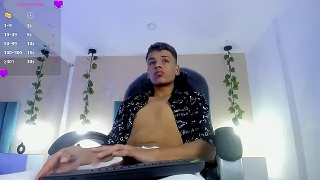 Xavier Fox    online show from February 2026 08:11:02 PM