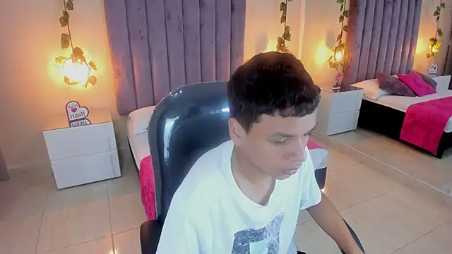 Snapshot of Xavier_Fox___ chatting on November 2025 11:36:01 AM Xavier Fox online show from November 2025 11:36:01 AM