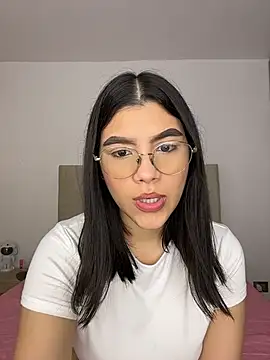 Julietalcl online show from April 2026 09:05:02 AM