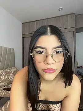 Julietalcl online show from April 2026 07:48:01 PM