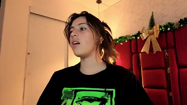 Snapshot of moon_winy chatting on December 2025 11:34:02 AM moon winy online show from December 2025 11:34:02 AM