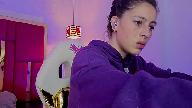 moon winy online show from April 2026 11:38:01 AM