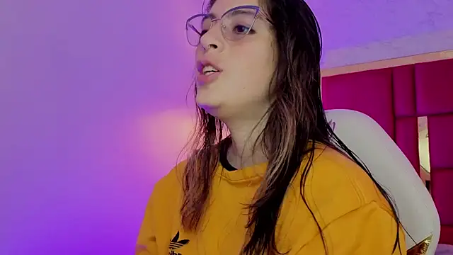 Snapshot of moon_winy chatting on April 2026 11:45:02 AM moon winy online show from April 2026 11:45:02 AM