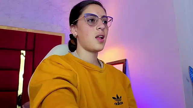 Snapshot of moon_winy chatting on May 2026 11:51:01 AM moon winy online show from May 2026 11:51:01 AM