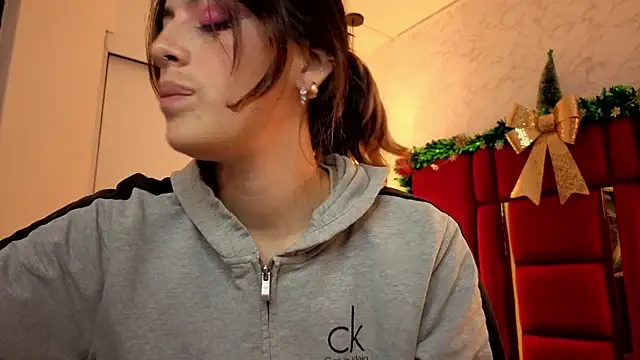 Snapshot of moon_winy chatting on December 2025 11:49:02 PM moon winy online show from December 2025 11:49:02 PM