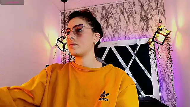 Snapshot of moon_winy chatting on May 2026 12:17:01 PM moon winy online show from May 2026 12:17:01 PM