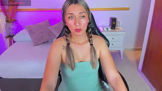 karlyy  online show from November 2025 07:17:02 PM