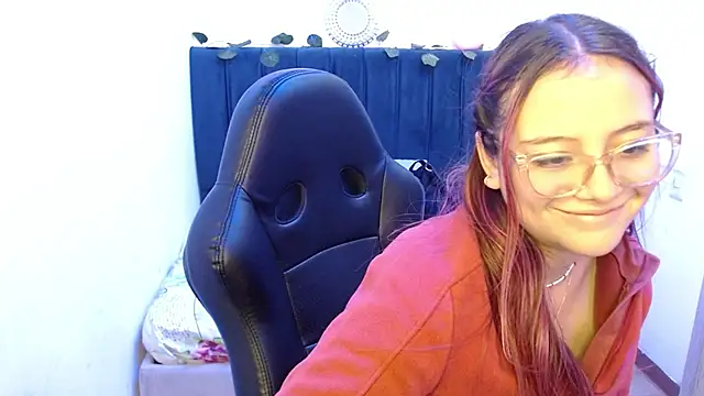 Red Lola  online show from October 2025 01:10:01 PM