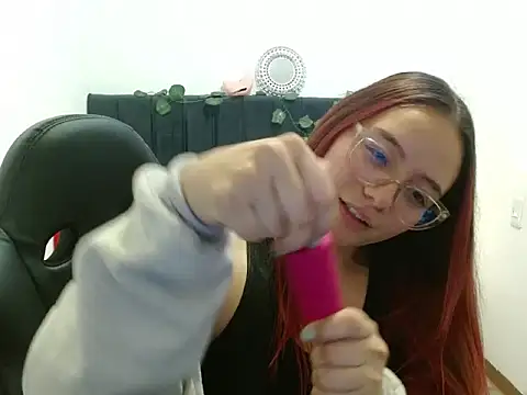 Red Lola  online show from October 2025 02:17:02 PM