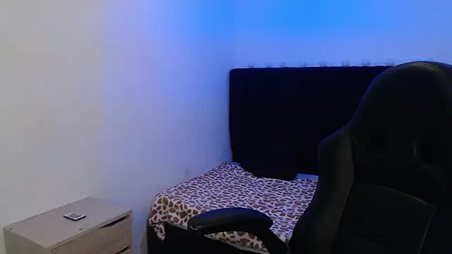 Red Lola  online show from October 2025 01:30:01 PM