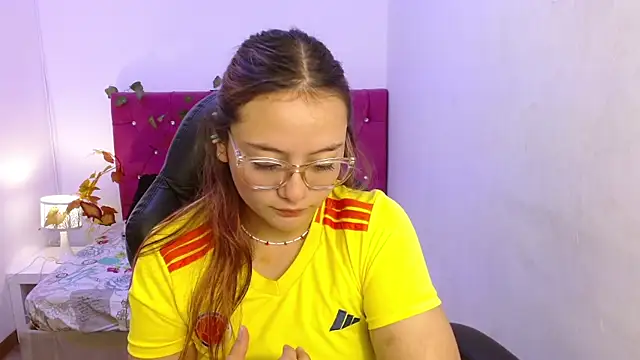 Red Lola  online show from October 2025 12:57:02 PM